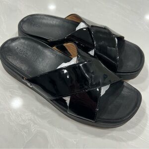 UGG Emily Slide Sandal Womens Sz 7.5 Black Patent Leather Criss Cross Platform